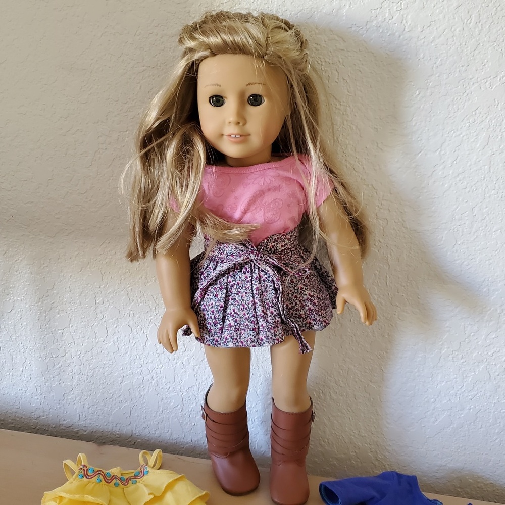 American Girl Isabelle Doll  2014 Blonde Hair Dark Hazel Eyes Doll & Clothes